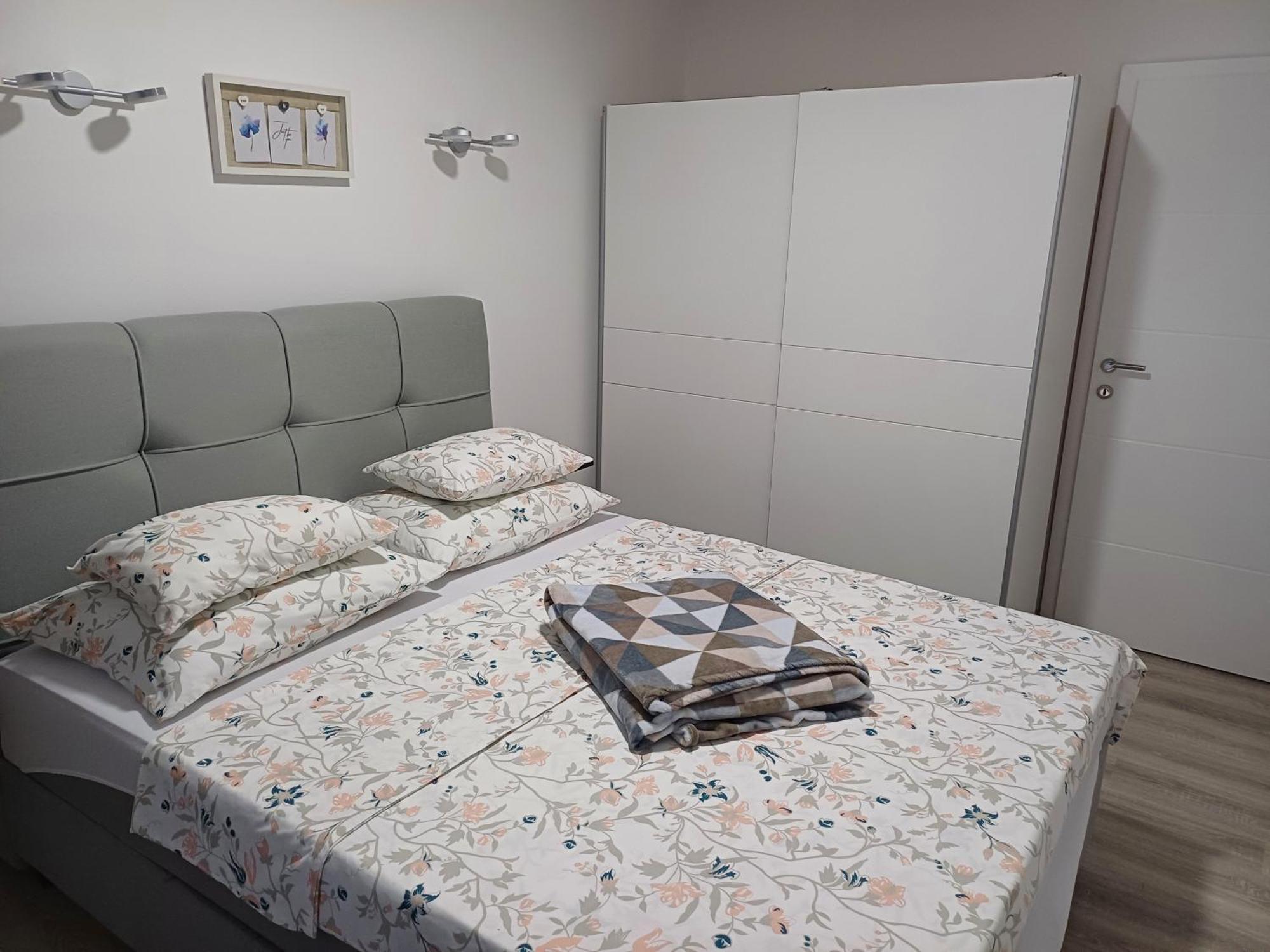 Apartmani Bulajic Кърк Екстериор снимка